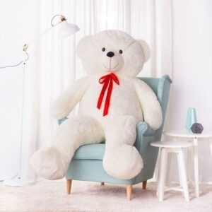 teddybeer op een stoel voor de grootte